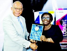 Pharm. Nnamdi Okafor, MD/CEO, May & Baker Nigeria Plc presenting a plaque to Mrs Nkiru Omenyi, MD, Daruchi Pharmacy Limited at the 2016 Customers Reward Forum in Lagos recently