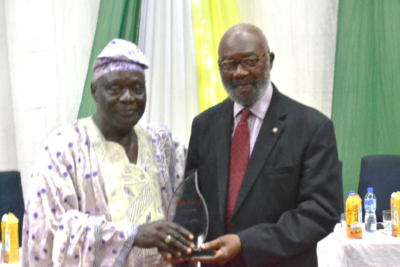 L-R: Chief Akinjide Olagunju, the Agba-Akin of Ikire Land who represented the Akire of Ikire presenting Pans Award of Merit to Sir Ifeanyi Atueyi, managing director of Pharmanews Limited